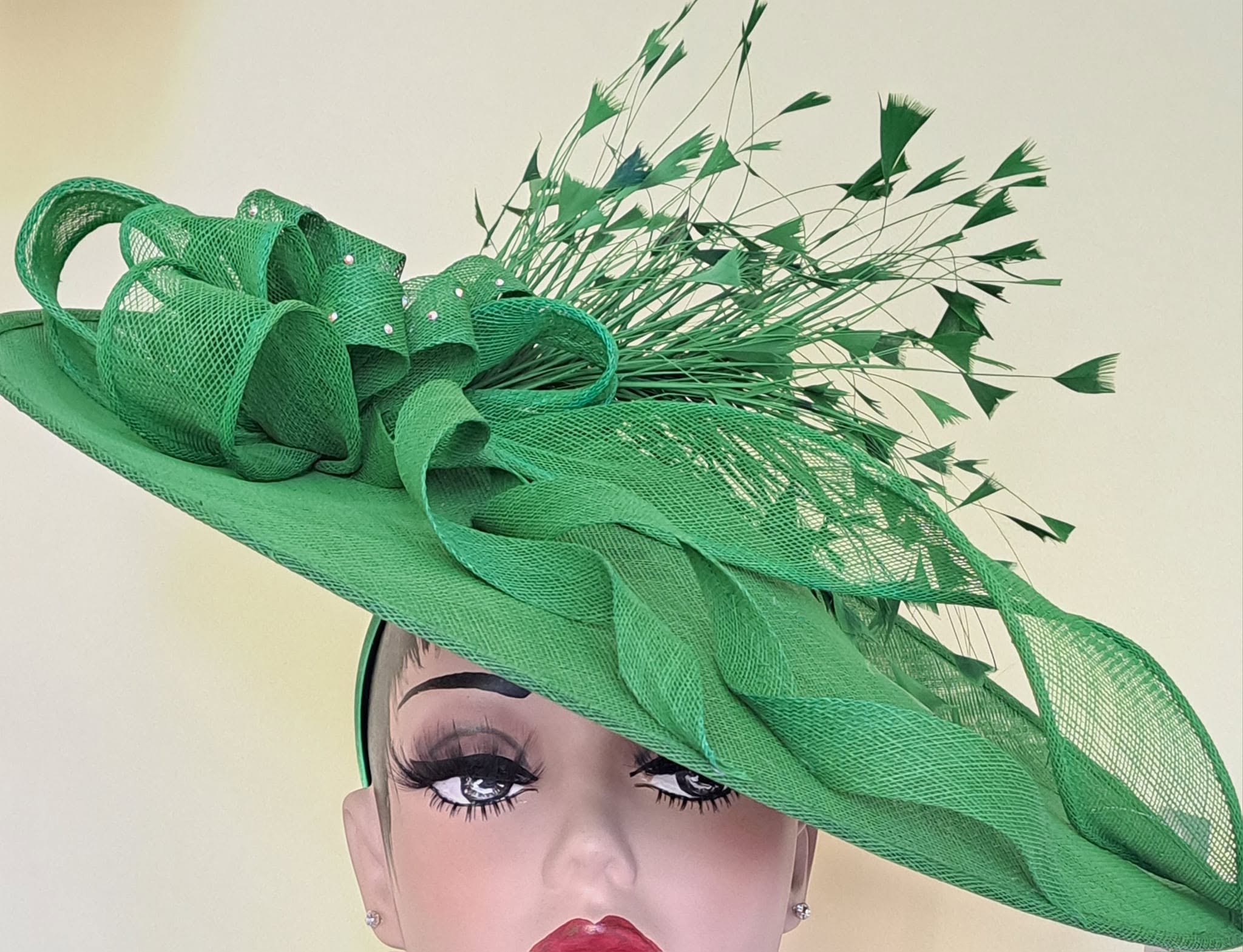 Green fascinator with feathered plume detail