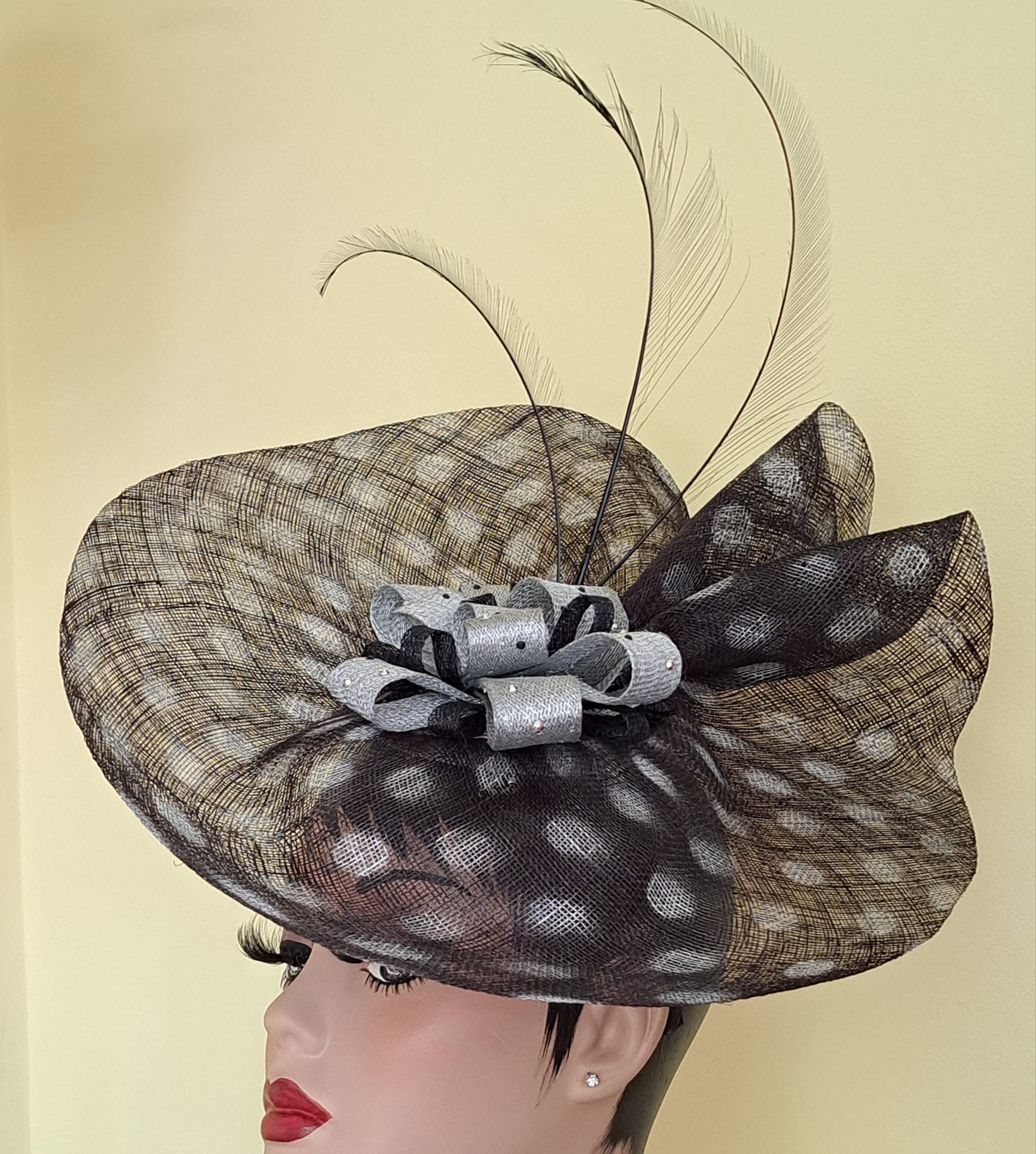 Fascinator hat with mesh and feather details
