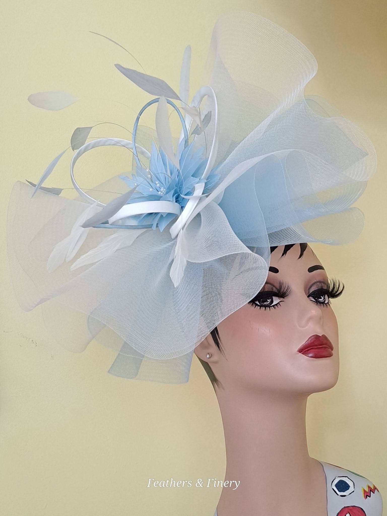 White and blue fascinator hat
